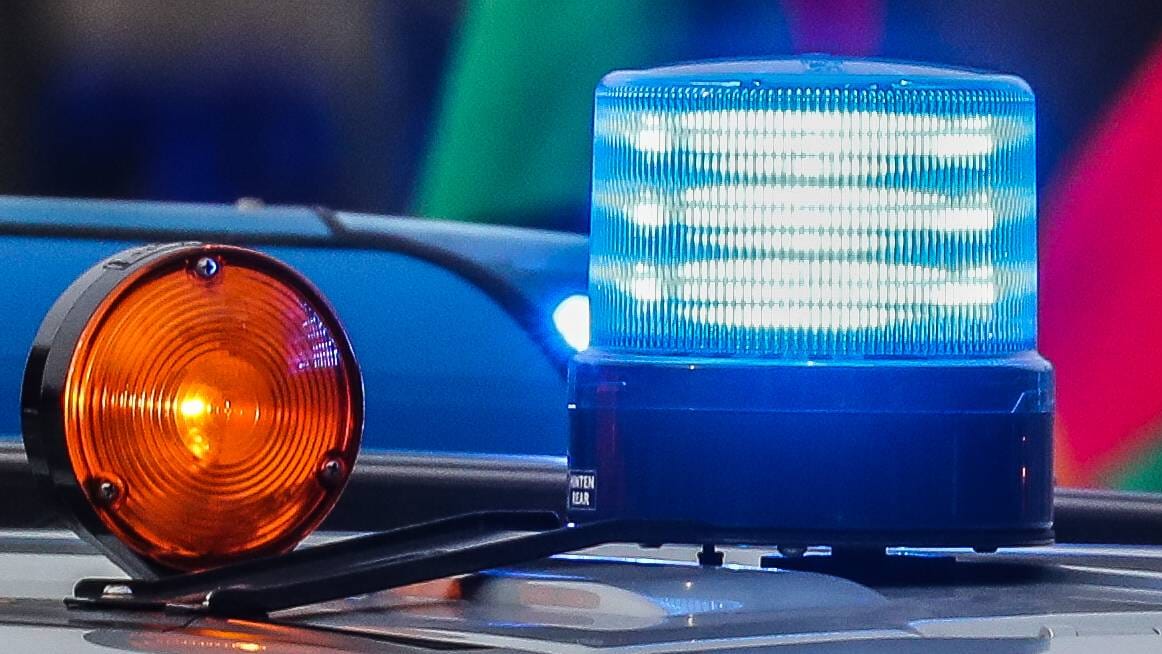 Blaulicht auf einem Polizeiwagen: Die Autobahn war auch am Vormittag noch gesperrt. (Symbolbild) Blaulicht auf einem Polizeiwagen: Die Autobahn war auch am Vormittag noch gesperrt. (Symbolbild)