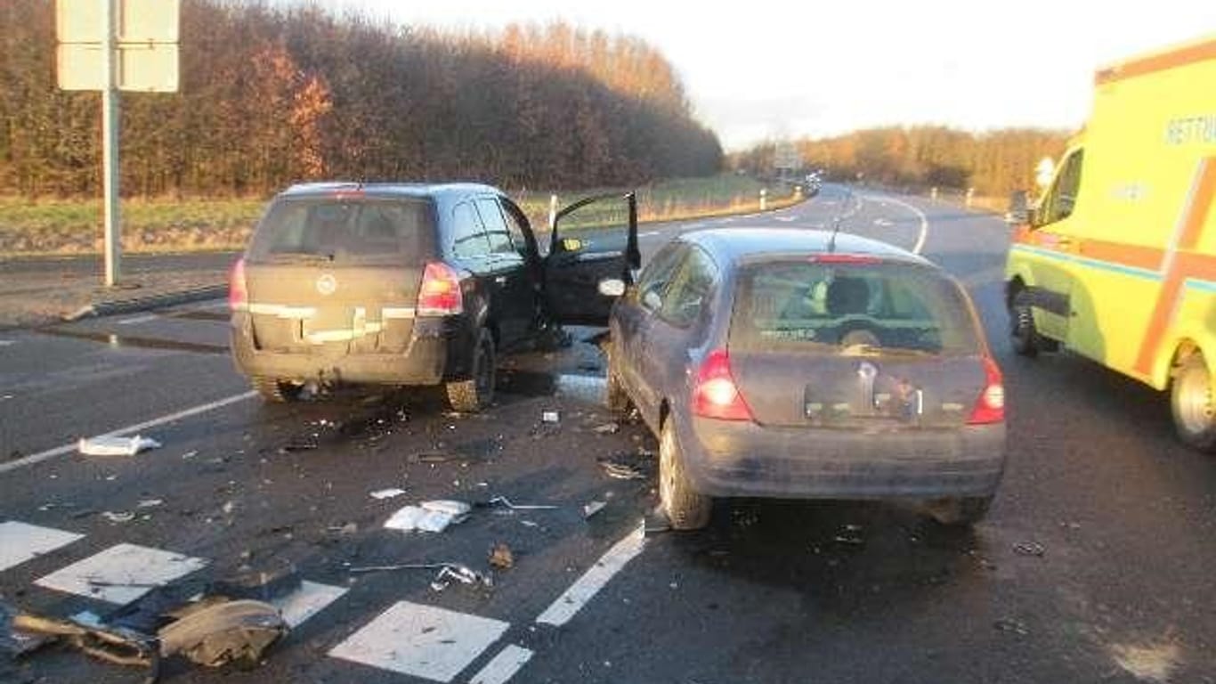 Schwerer Unfall auf der B 212 bei Delmenhorst: Bei drei Unfällen starben zwei junge Fahrer, eine junge Fahrerin wurde lebensgefährlich verletzt.