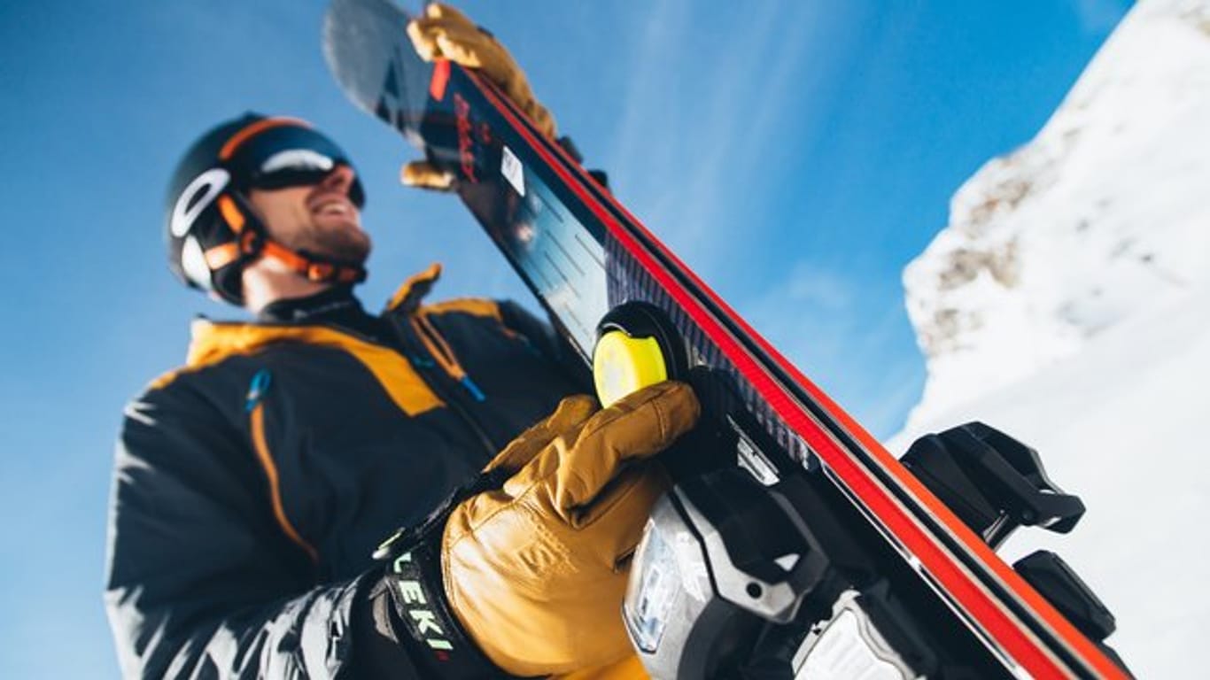 Die Sensoren von Snowcookie werden unter anderem auf dem Ski befestigt - sie messen detailliert die eigene Leistung.