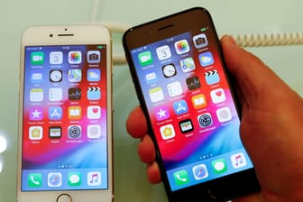 Ein iPhone 7 und iPhone 8 (Symbolbild): Apple zahlt in Frankreich eine halbe Milliarden Euro Steuern nach.