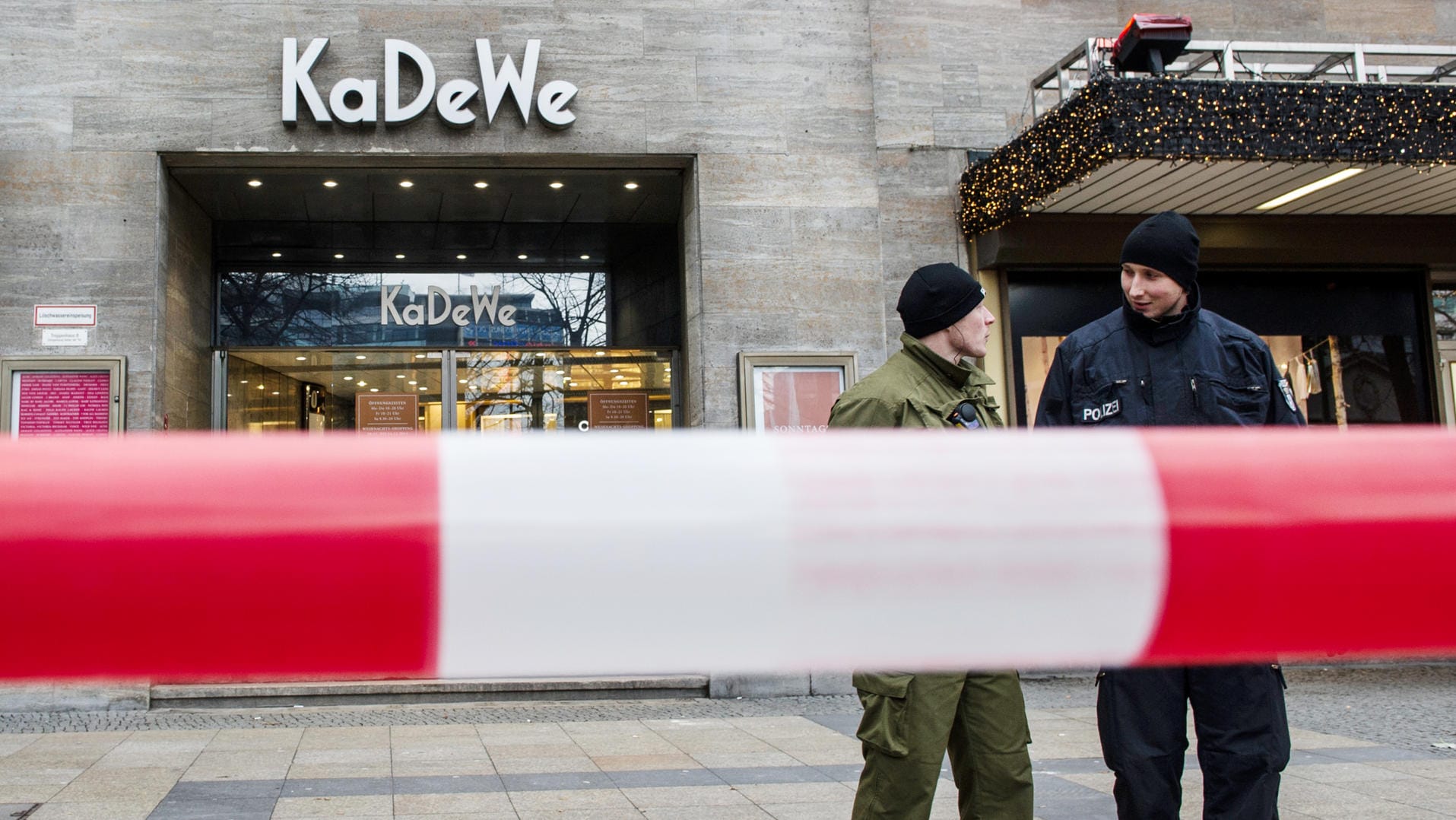 Polizisten stehen vor dem Kaufhaus KaDeWe nach einem Schmuckraub.