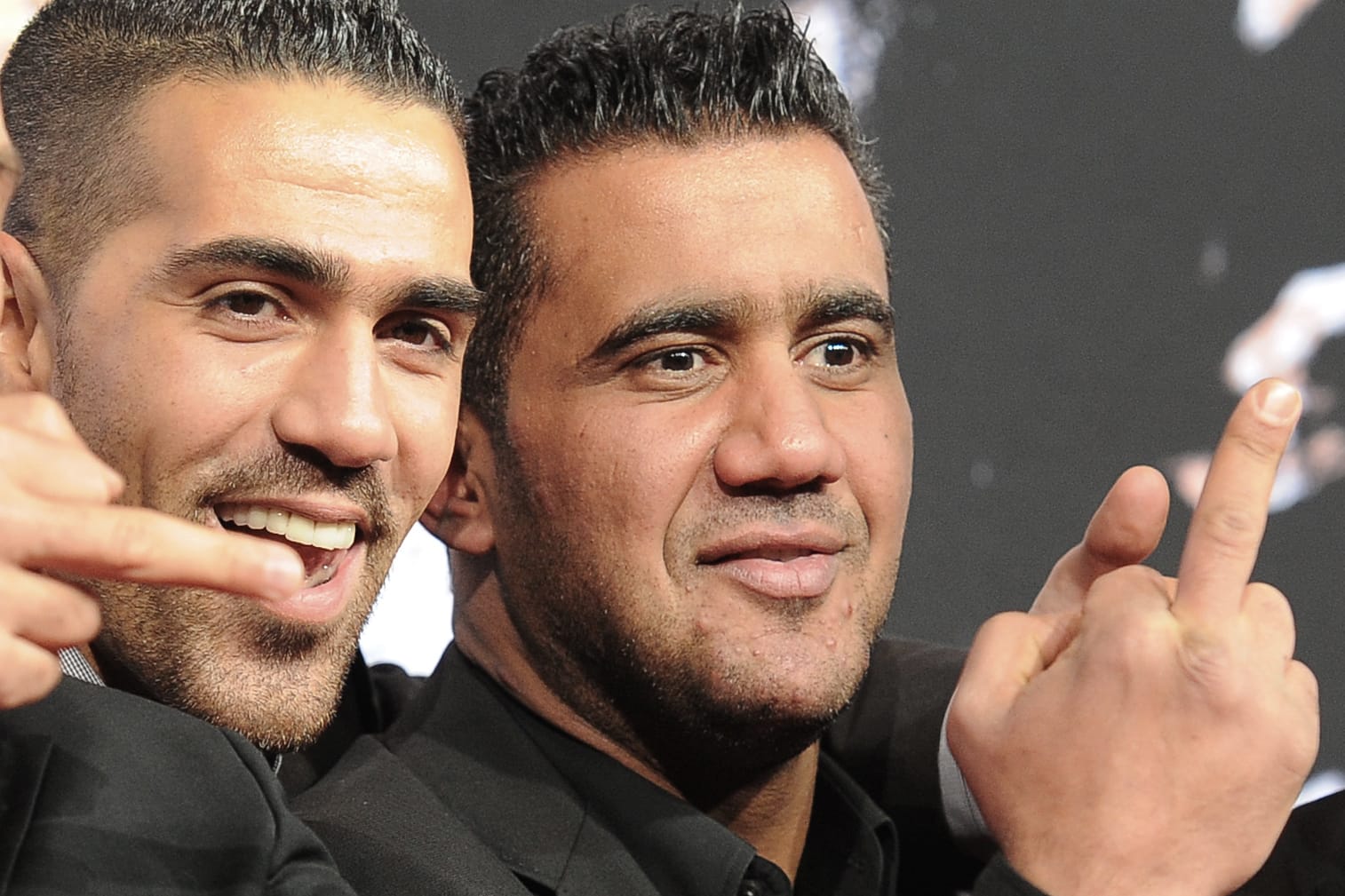 Der Rapper Bushido (l) posiert mit Arafat Abou-Chaker bei der Premiere des Films "Zeiten ändern Dich" in Berlin.