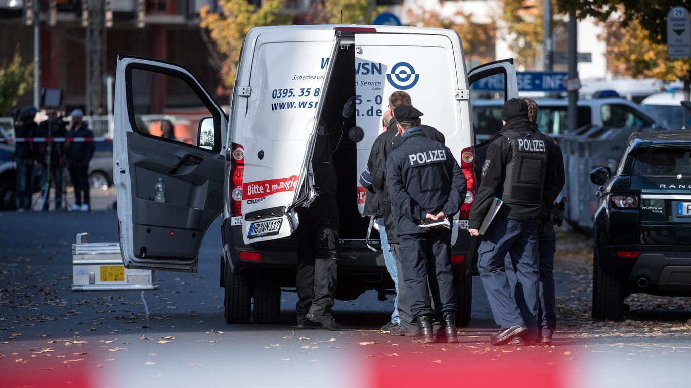 Polizeibeamte stehen an einem Geldtransporter mit aufgebrochenen Türen in Mitte. Mehrere Maskierte hatten das Fahrzeug in der Nähe des Alexanderplatzes eüberfallen. Dieser Einbruch wird Clan-Mitgliedern zugerechnet.