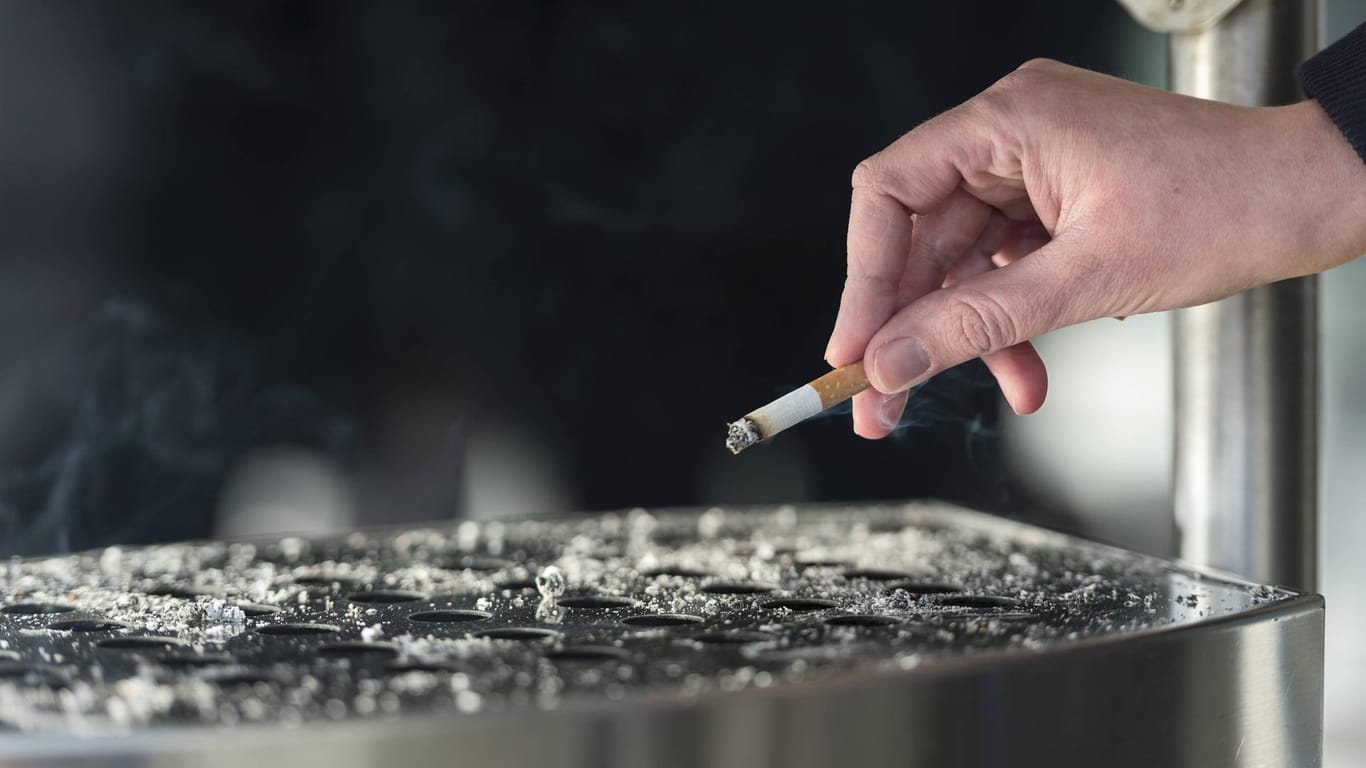 EIne Hand mit einer Zigaretten über einem Aschenbecher: Nächstes Jahr soll das Minderalter bereits auf 30 Jahre erhöht werden – und bis 2014 auf 100 Jahre steigen. (Symbolbild)
