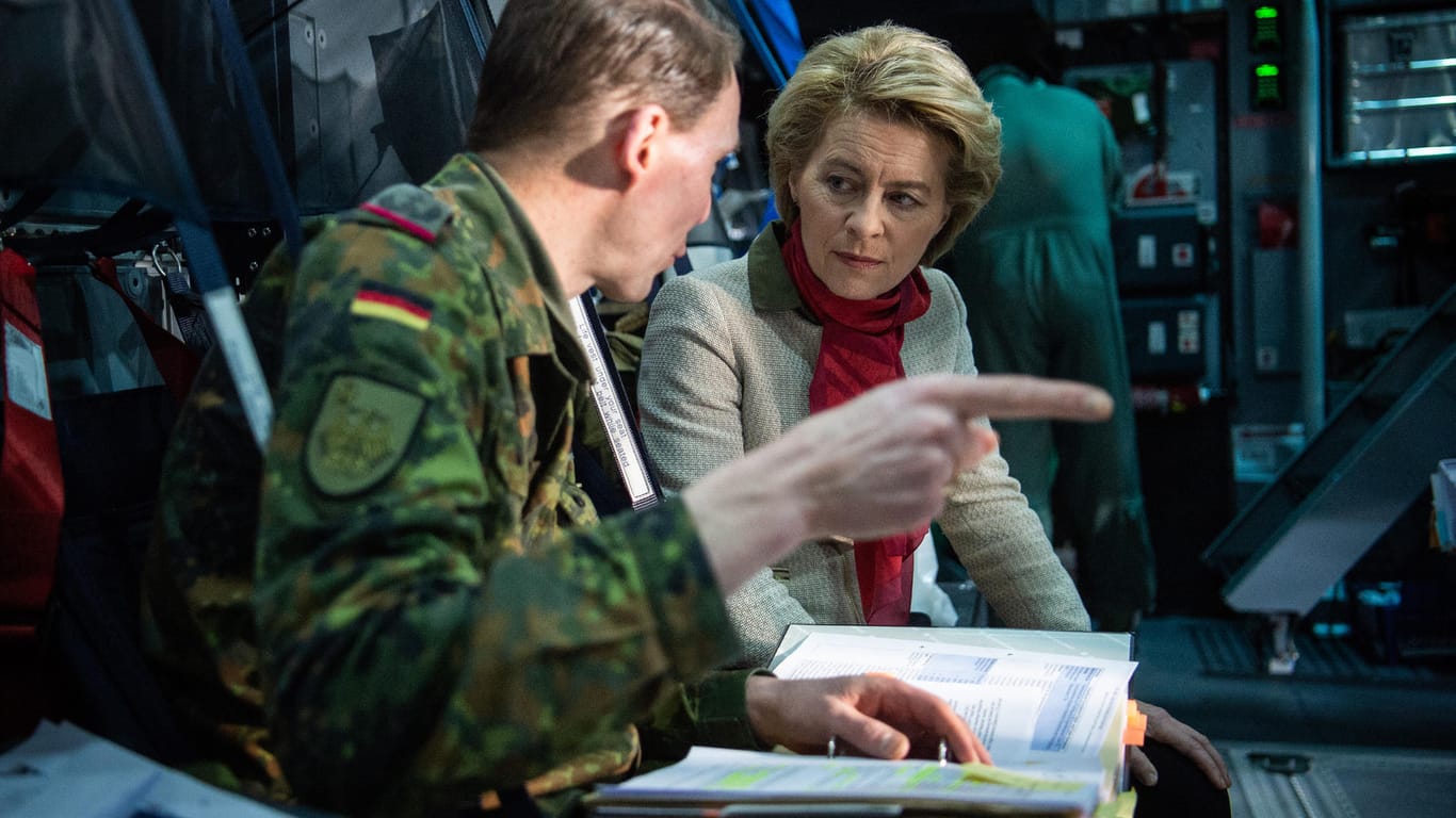 Ursula von der Leyen auf einer Reise nach Litauen: Für die Erhöhung der Verteidigungs- und Entwicklungsausgaben sind im Bundeshaushalt eigentlich 7,3 Milliarden veranschlagt. Ob Von der Leyen das Geld noch bekommt, ist offen.