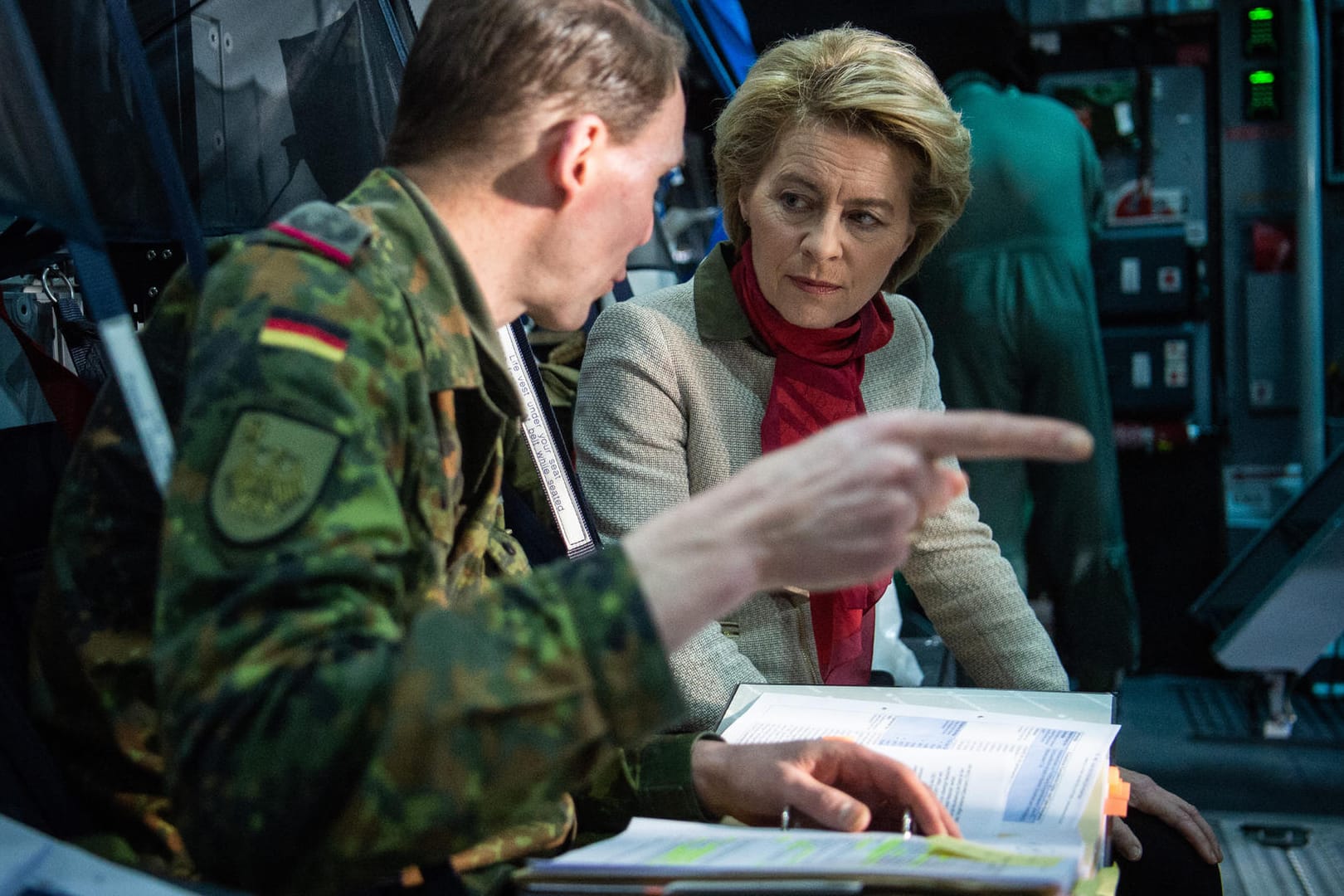 Ursula von der Leyen auf einer Reise nach Litauen: Für die Erhöhung der Verteidigungs- und Entwicklungsausgaben sind im Bundeshaushalt eigentlich 7,3 Milliarden veranschlagt. Ob Von der Leyen das Geld noch bekommt, ist offen.