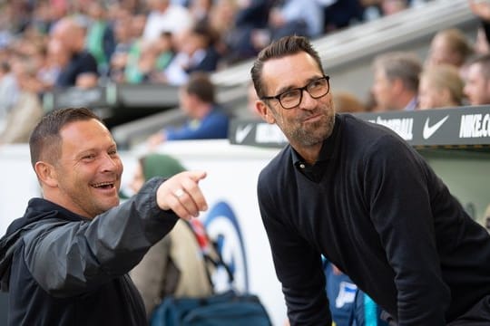 Hertha-Trainer Pal Dardai (l) und Manager Michael Preetz zeigen sich in bestem Einvernehmen.