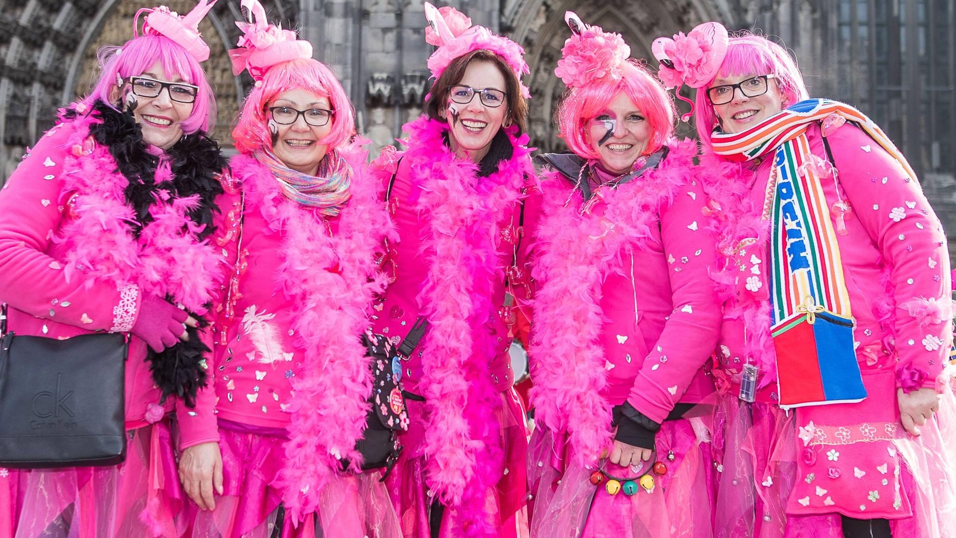 Weiberfastnacht in Köln: Möhnen tollen durch die Stadt und verbreiten Frohsinn.