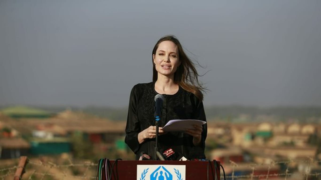 Die Hollywood-Schauspielerin Angelina Jolie spricht bei einer Pressekonferenz im Flüchtlingslager Kutupalong.