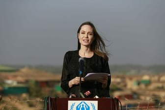 Die Hollywood-Schauspielerin Angelina Jolie spricht bei einer Pressekonferenz im Flüchtlingslager Kutupalong.