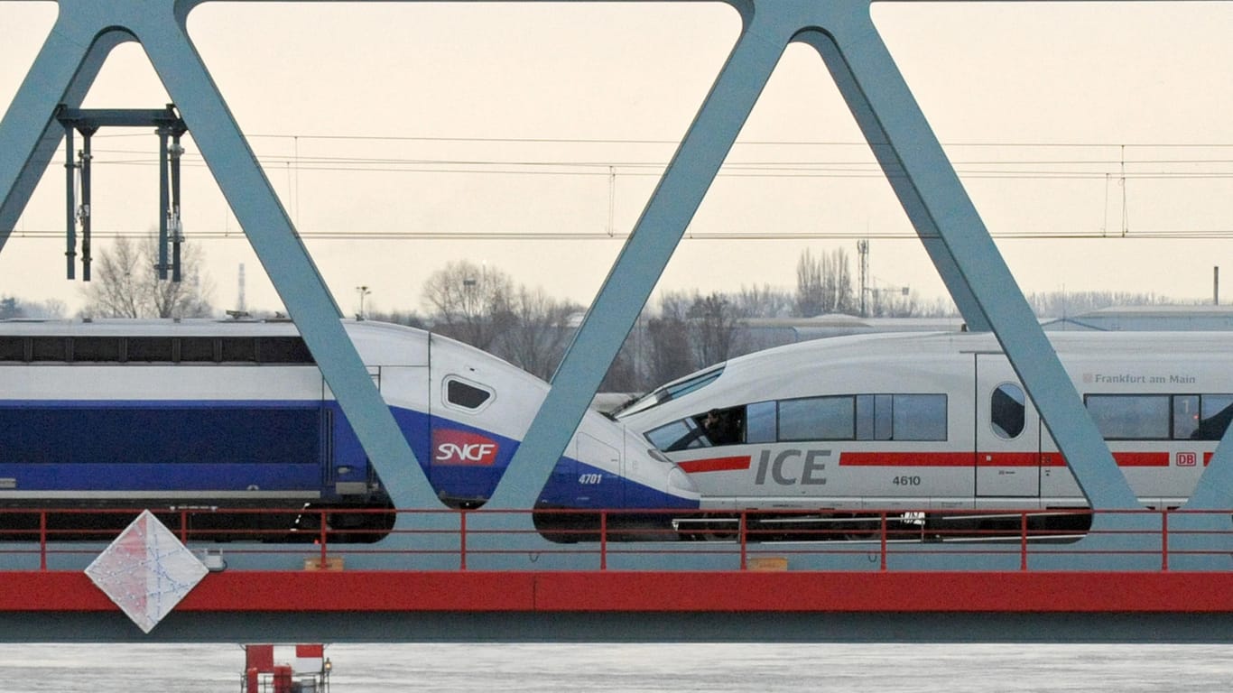 Ein TGV und ein ICE (r): Die EU-Wettbewerbshüter werden die geplante Bahn-Fusion von Siemens und dem französischen Konkurrenten Alstom am 06.02.2019 untersagen.
