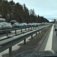Stau auf der Autobahn: Im Schnitt mehr als 2.000-mal kommt in Deutschland der Verkehr zum Stillstand – und zwar pro Tag.