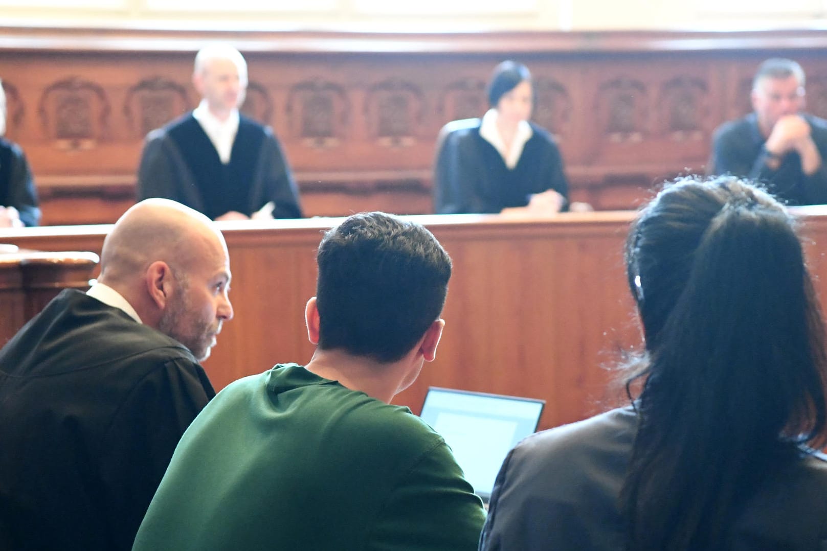 Der Angeklagte im Gerichtssaal: Fast ein Jahr nach tödlichen Messerstichen auf eine 17-jährige Flensburgerin ist ihr Ex-Freund wegen Mordes zu einer lebenslangen Haftstrafe verurteilt worden. (Archivbild)