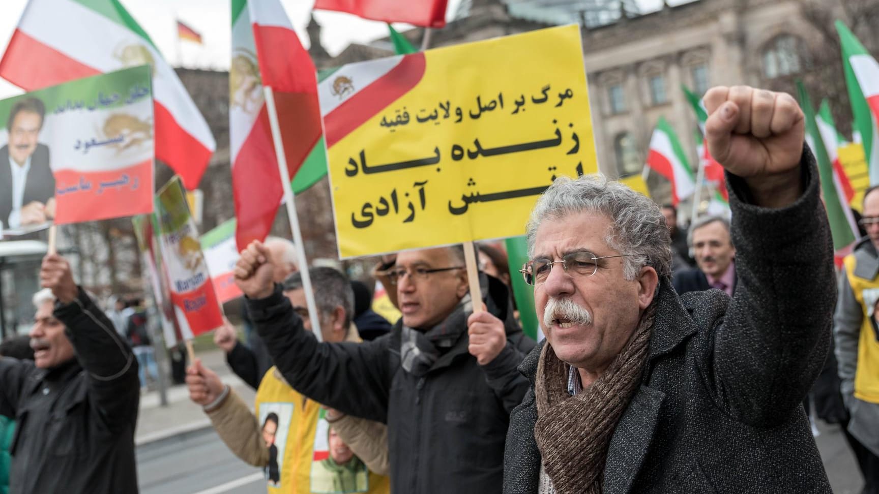 Demo gegen das iranische Regime in Berlin: Im Stadtteil Steglitz ist ein iranischer Oppositioneller angegriffen worden – der Staatsschutz ermittelt. Demo gegen das iranische Regime in Berlin: Im Stadtteil Steglitz ist ein iranischer Oppositioneller angegriffen worden – der Staatsschutz ermittelt.