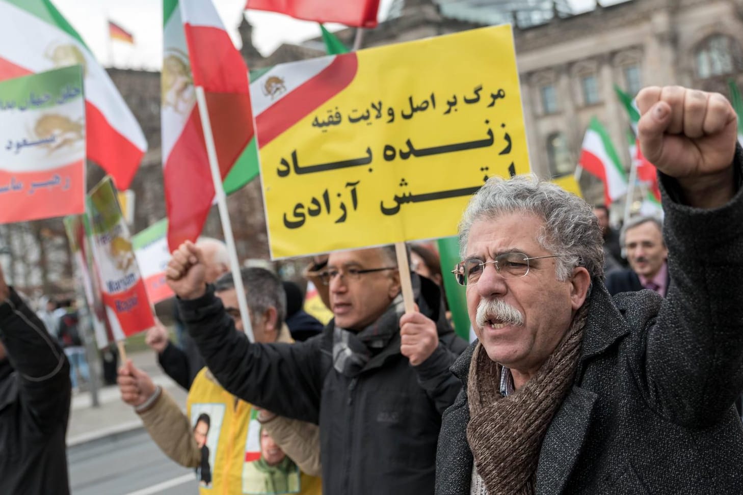 Demo gegen das iranische Regime in Berlin: Im Stadtteil Steglitz ist ein iranischer Oppositioneller angegriffen worden – der Staatsschutz ermittelt.