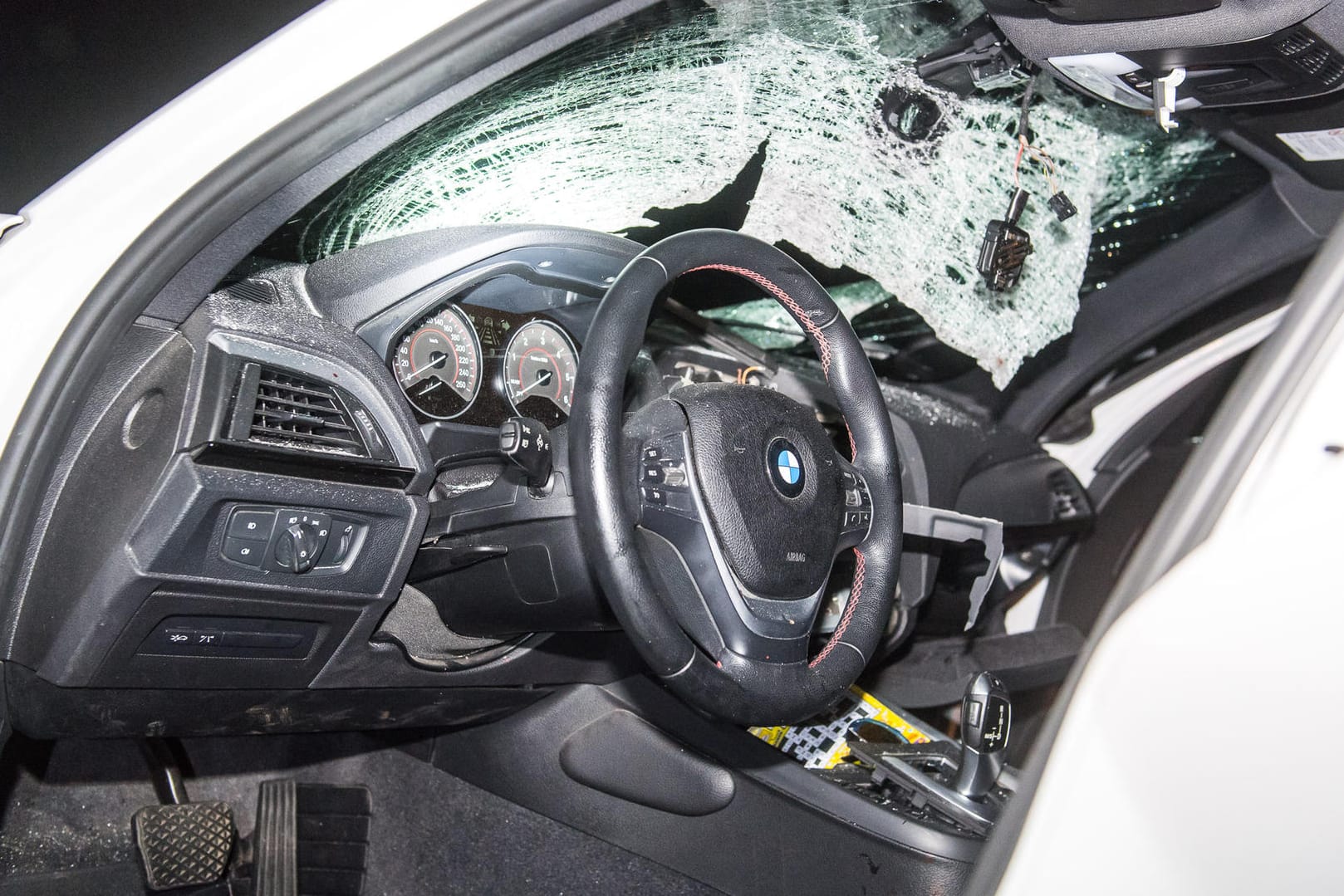 Nach Steinwürfen auf fahrende Autos: Zwei 19-Jährige sind in Schleswig-Holstein wegen versuchten Mordes zu Jugendstrafen von sechs Jahren verurteilt worden. (Archivbild)