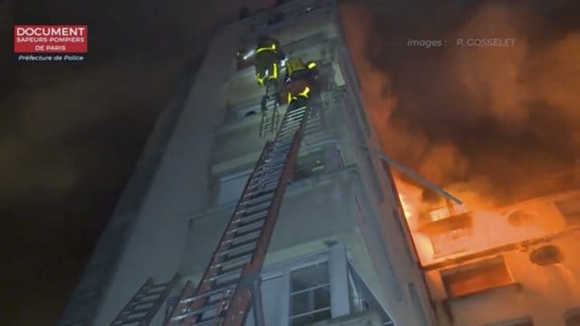 Die Einsatzkräfte kämpften noch am frühen Morgen gegen die Flammen. Die Einsatzkräfte kämpften noch am frühen Morgen gegen die Flammen.