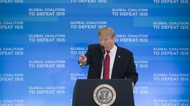 US-Präsident Donald Trump spricht auf der Anti-IS-Konferenz im Außenministerium.