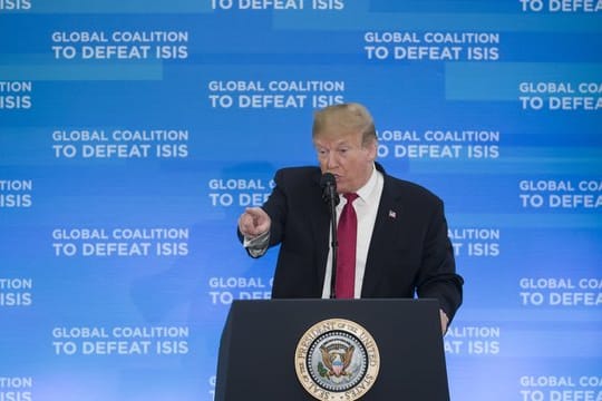 US-Präsident Donald Trump spricht auf der Anti-IS-Konferenz im Außenministerium.