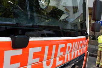 Ein Einsatzfahrzeug der Feuerwehr: Bei einem Unfall ist ein kleiner Hund in Essen ums Leben gekommen.