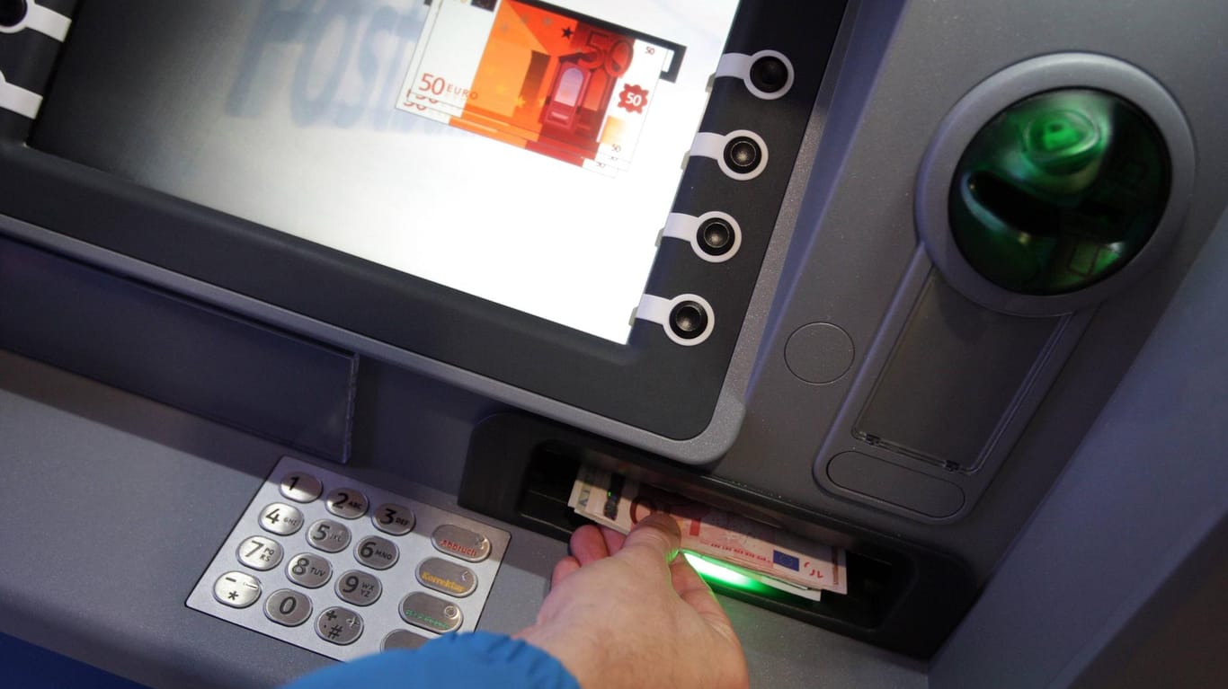 Ehrliche Haut: Nach dem Fund von 1.500 Euro in einem Geldautomaten in Siegen hat eien Frau das Bargeld bei der Polizei abgegeben. (Symbolbild)
