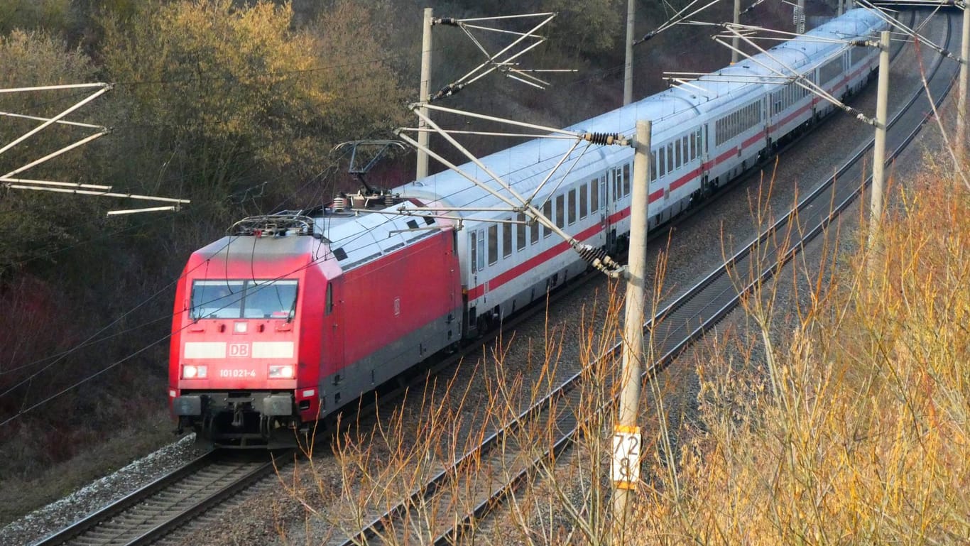 Ein Intercity der Deutschen Bahn. Ab 2023 sollen Züge des spanischen Herstellers Talgo über die Gleise rollen.