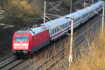 Ein Intercity der Deutschen Bahn. Ab 2023 sollen Züge des spanischen Herstellers Talgo über die Gleise rollen.