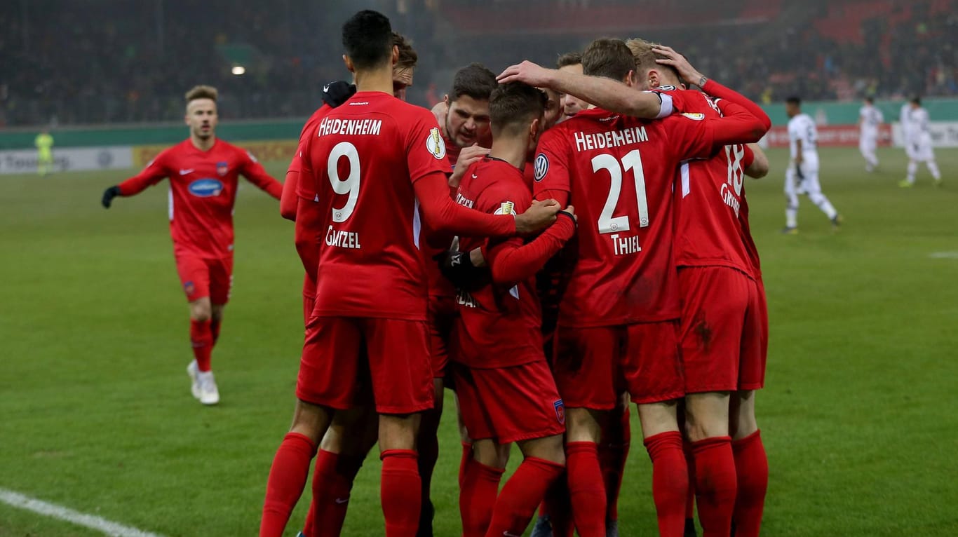 Heidenheim feiert den Sieg über Leverkusen.