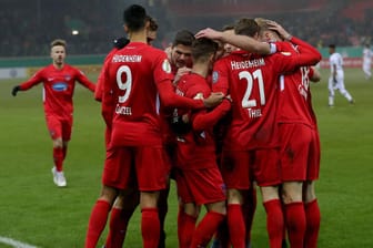 Heidenheim feiert den Sieg über Leverkusen.