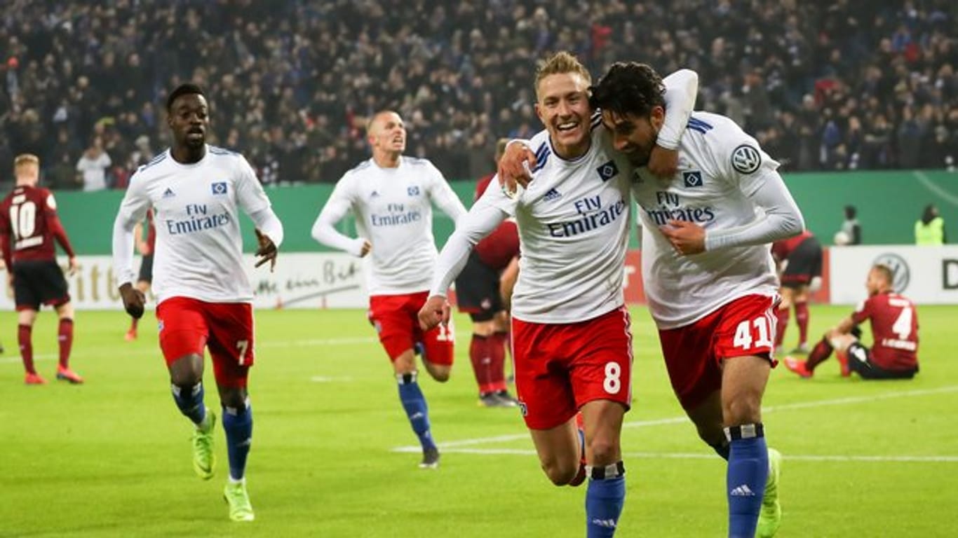Torschütze Berkay Özcan (r/41) und Lewis Holtby (M/8) feiern das 1:0 für den HSV gegen Nürnberg.