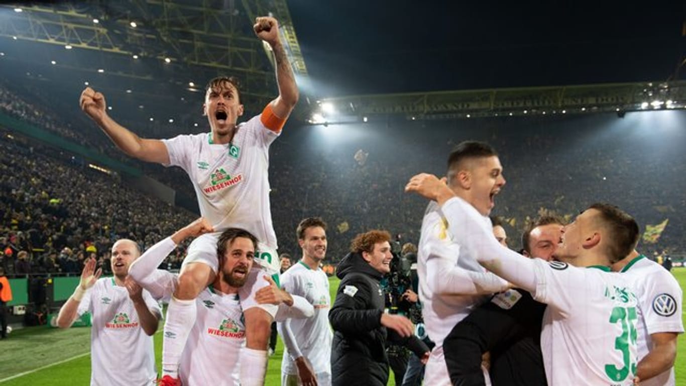 Nach dem Sieg im Elfmeterschießen gegen den BVB feiern die Spieler von Werder Bremen den Einzug ins Pokal-Viertelfinale.
