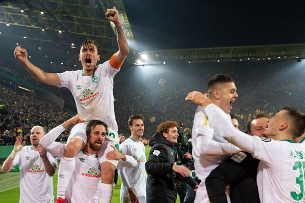 Nach dem Sieg im Elfmeterschießen gegen den BVB feiern die Spieler von Werder Bremen den Einzug ins Pokal-Viertelfinale.