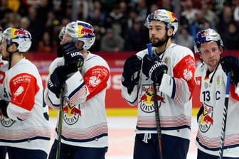 Die Spieler des EHC München sind nach der Niederlage enttäuscht.