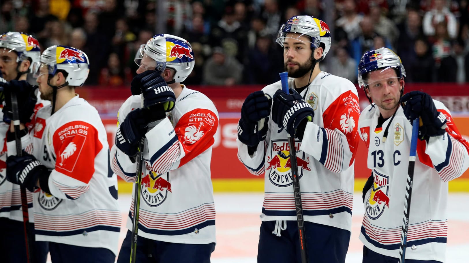 Die Spieler des EHC München sind nach der Niederlage enttäuscht.