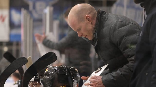 Bundestrainer Toni Söderholm gibt beim Länderspiel gegen die Schweiz seiner Mannschaft Anweisungen. Bundestrainer Toni Söderholm gibt beim Länderspiel gegen die Schweiz seiner Mannschaft Anweisungen.