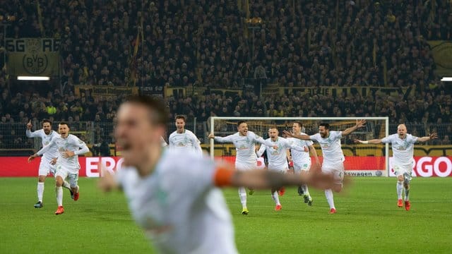 Nach dem entscheidenden Treffer im Elfmeterschießen laufen die Spieler von Werder Bremen auf den Torschützen Max Kruse (vorn) zu.