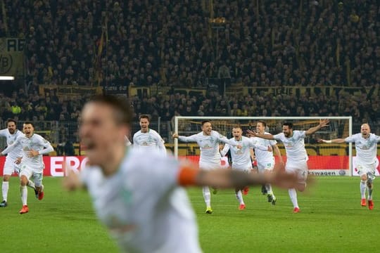 Nach dem entscheidenden Treffer im Elfmeterschießen laufen die Spieler von Werder Bremen auf den Torschützen Max Kruse (vorn) zu.