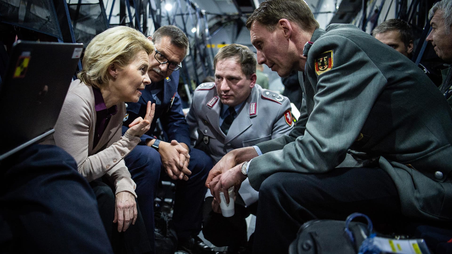 Ursula von der Leyen (l-r, CDU), Verteidigungsministerin, Martin Vogelsang, Stabshauptmann und stellvertretender Vorsitzender des Personalrats des Verteidigungsministeriums, Tobias Brösdorf, Oberstleutnant und Sprecher Gesamtvertrauenspersonenausschuss beim Verteidigungsministerium, und Christian Freudig, Oberst im Generalstab und Adjutant der Verteidigungsministerin: Die Bundesregierung will das Wehretat erhöhen.