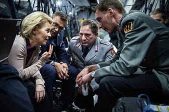 Ursula von der Leyen (l-r, CDU), Verteidigungsministerin, Martin Vogelsang, Stabshauptmann und stellvertretender Vorsitzender des Personalrats des Verteidigungsministeriums, Tobias Brösdorf, Oberstleutnant und Sprecher Gesamtvertrauenspersonenausschuss beim Verteidigungsministerium, und Christian Freudig, Oberst im Generalstab und Adjutant der Verteidigungsministerin: Die Bundesregierung will das Wehretat erhöhen.