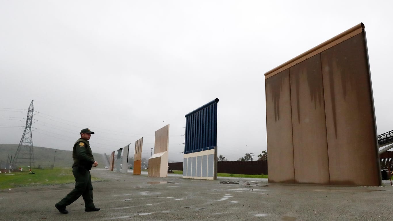 Prototyp einer Grenzmauer: Donald Trump hält weiterhin an seiner Idee einer Mauer an der Grenze zu Mexiko fest.