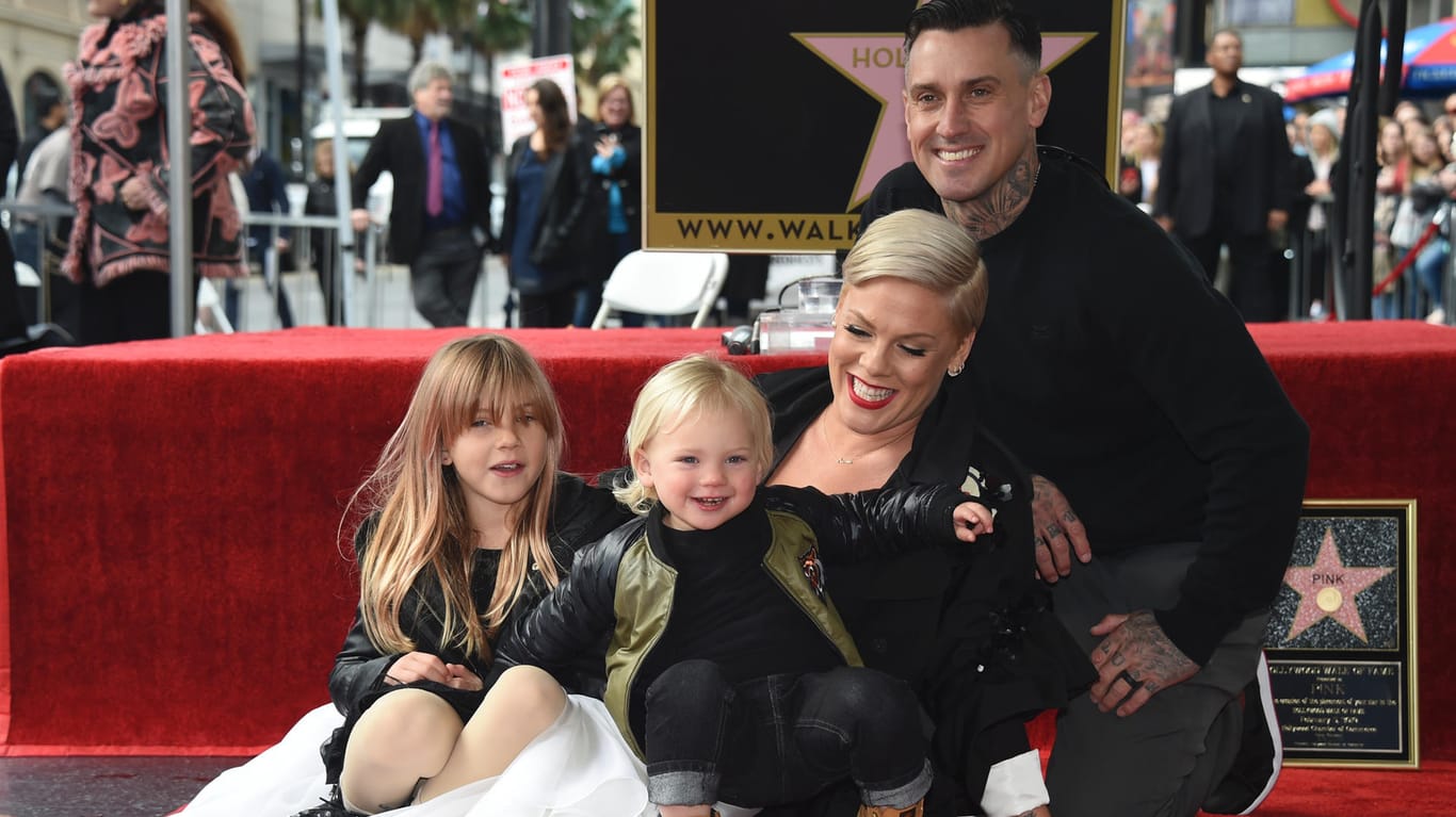 Pink mit Familie: Die US-Popsängerin ist mit einem Hollywood-Stern geehrt worden.