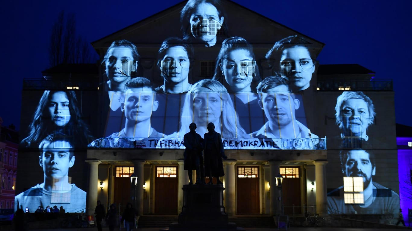 Videoprojektion auf der Fassade des Deutschen Nationaltheater hinter dem Goethe-Schiller-Denkmal in Weimar.
