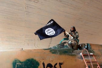 Kämpfer des "Islamischen Staats" in einem erbeuteten syrischen Kampfjet im Jahr 2015.