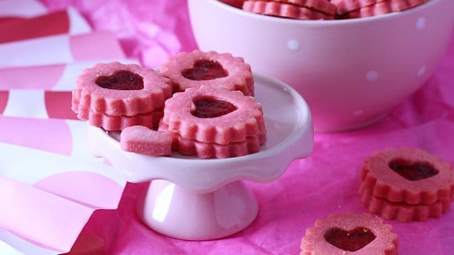 Auffälliges Gebäck: Der Teig für die Linzer Plätzchen wird mit Lebensmittelfarbe pink gefärbt.