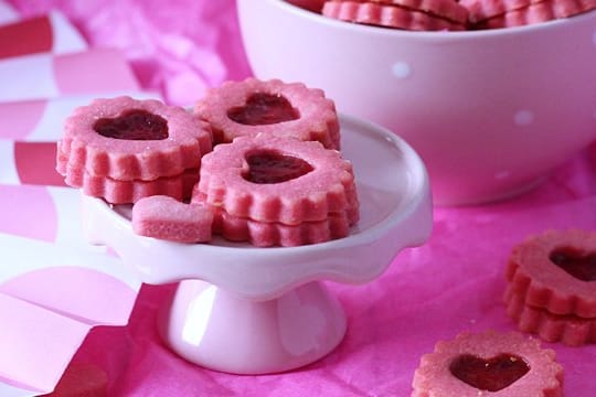 Auffälliges Gebäck: Der Teig für die Linzer Plätzchen wird mit Lebensmittelfarbe pink gefärbt.