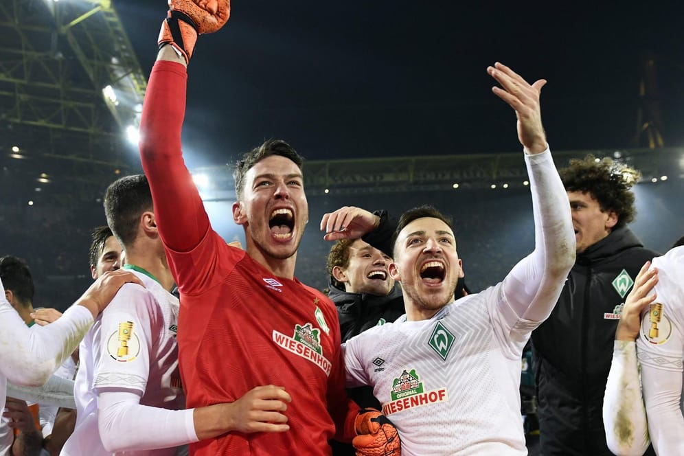Pokalhelden: Jiri Pavlenka und Kevin Möhwald feiern den Werder-Sieg.