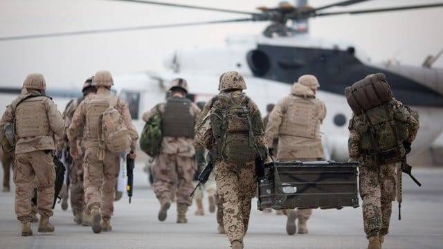 Bundeswehrsoldaten auf dem Weg zu einem Hubschrauber im afghanischen Masar-i-Scharif: Auch die Auslandseinsätze erfordern höhere Verteidigungsausgaben. Bundeswehrsoldaten auf dem Weg zu einem Hubschrauber im afghanischen Masar-i-Scharif: Auch die Auslandseinsätze erfordern höhere Verteidigungsausgaben.
