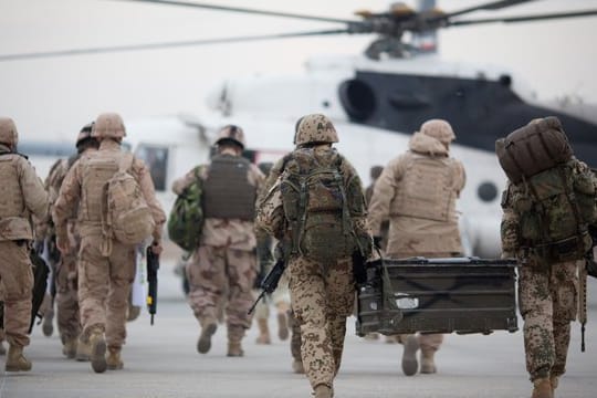 Bundeswehrsoldaten auf dem Weg zu einem Hubschrauber im afghanischen Masar-i-Scharif: Auch die Auslandseinsätze erfordern höhere Verteidigungsausgaben.