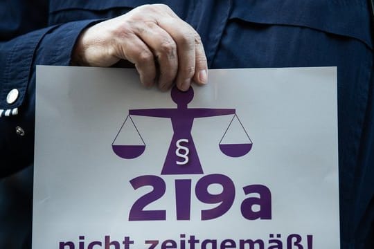 Paragraf 219a: Die Informationen für Frauen, die ungewollt schwanger geworden sind, sollen verbessert werden. Darauf hat sich die Bundesregierung verständigt.