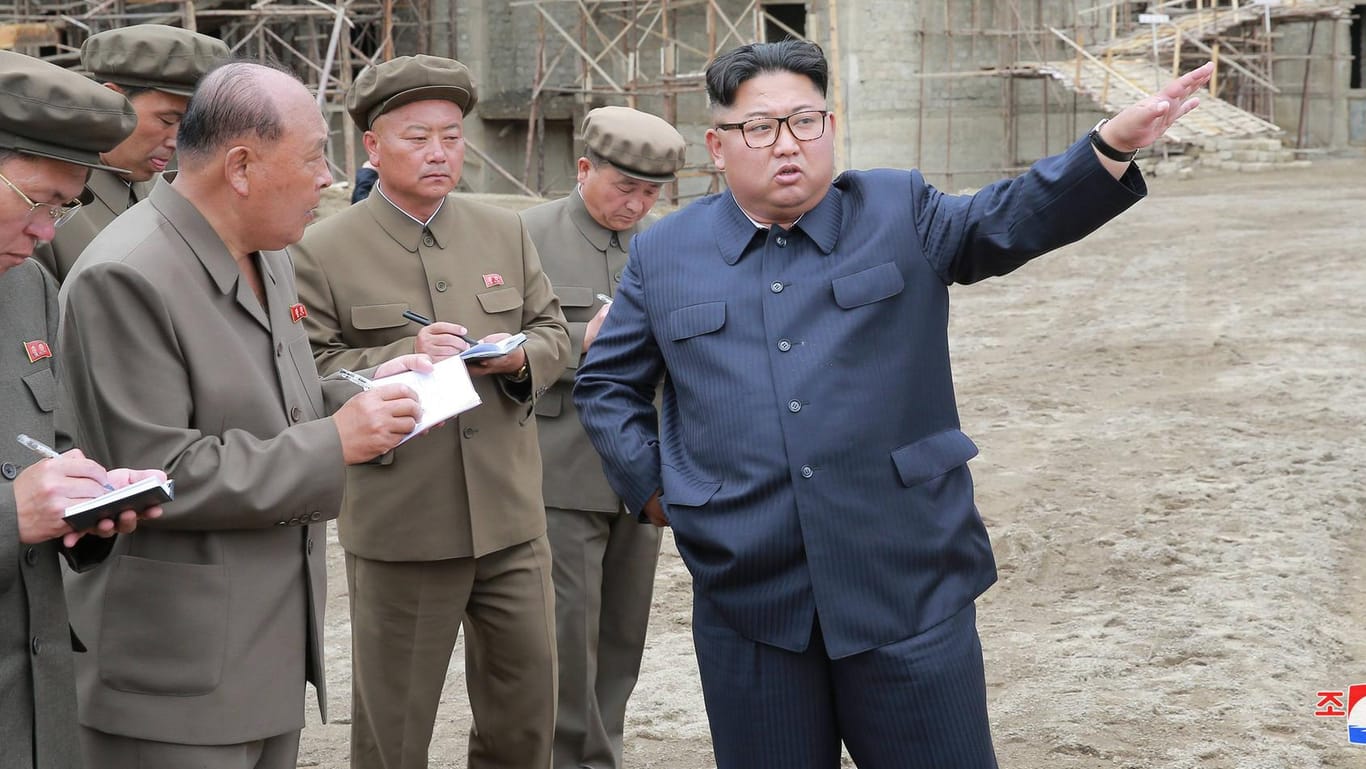 Der nordkoreanische Machthaber Kim Jong-Un besichtigt eine Baustelle: Nordkorea versteckt seine Raketen offenbar in zivilen Einrichtungen, wie zum Beispiel Flughäfen.